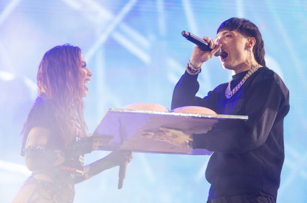 Peso Pluma surprises Anitta with birthday cake and "Las Mañanitas" in Tecate Pa'l Norte