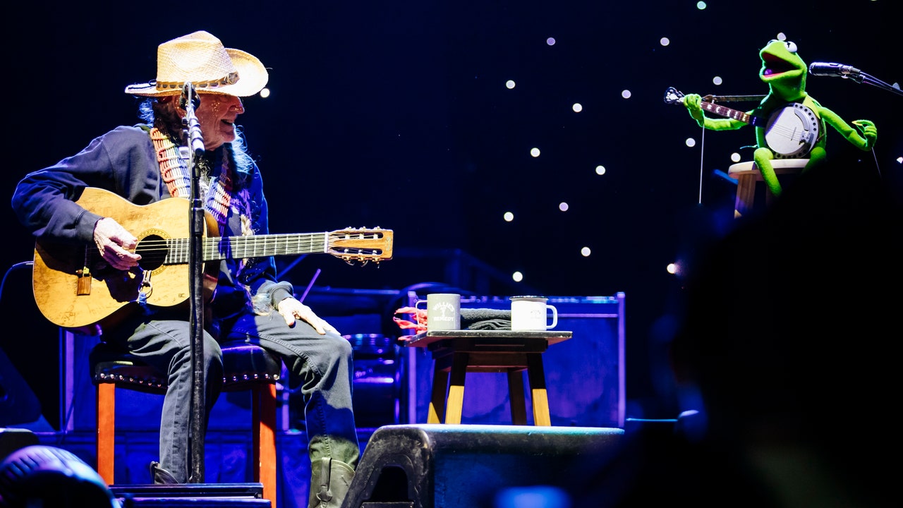 Willie Nelson Sings 'Rainbow Connection' With Kermit the Frog at Luck Reunion 2024: Watch