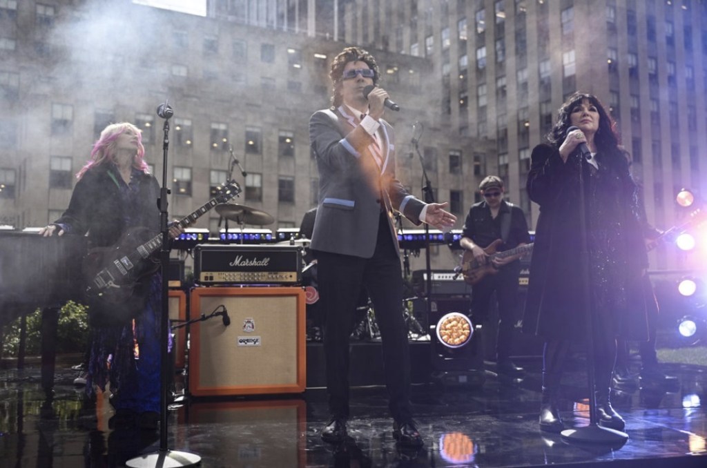 Heart and Jimmy Fallon Perform 'Total Eclipse of the Heart' for Partial Eclipse: Watch