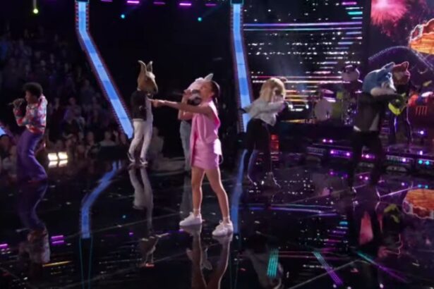 Bryan Olesen, Maddi Jane and Nathan Chester Perform "Just Like Heaven" on "The Voice".
