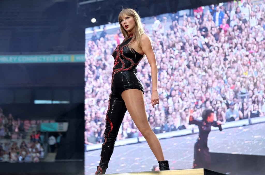 Taylor Swift debuts 'thank you aIMee' live, sings 'Castles Crumbling' with Hayley Williams in London