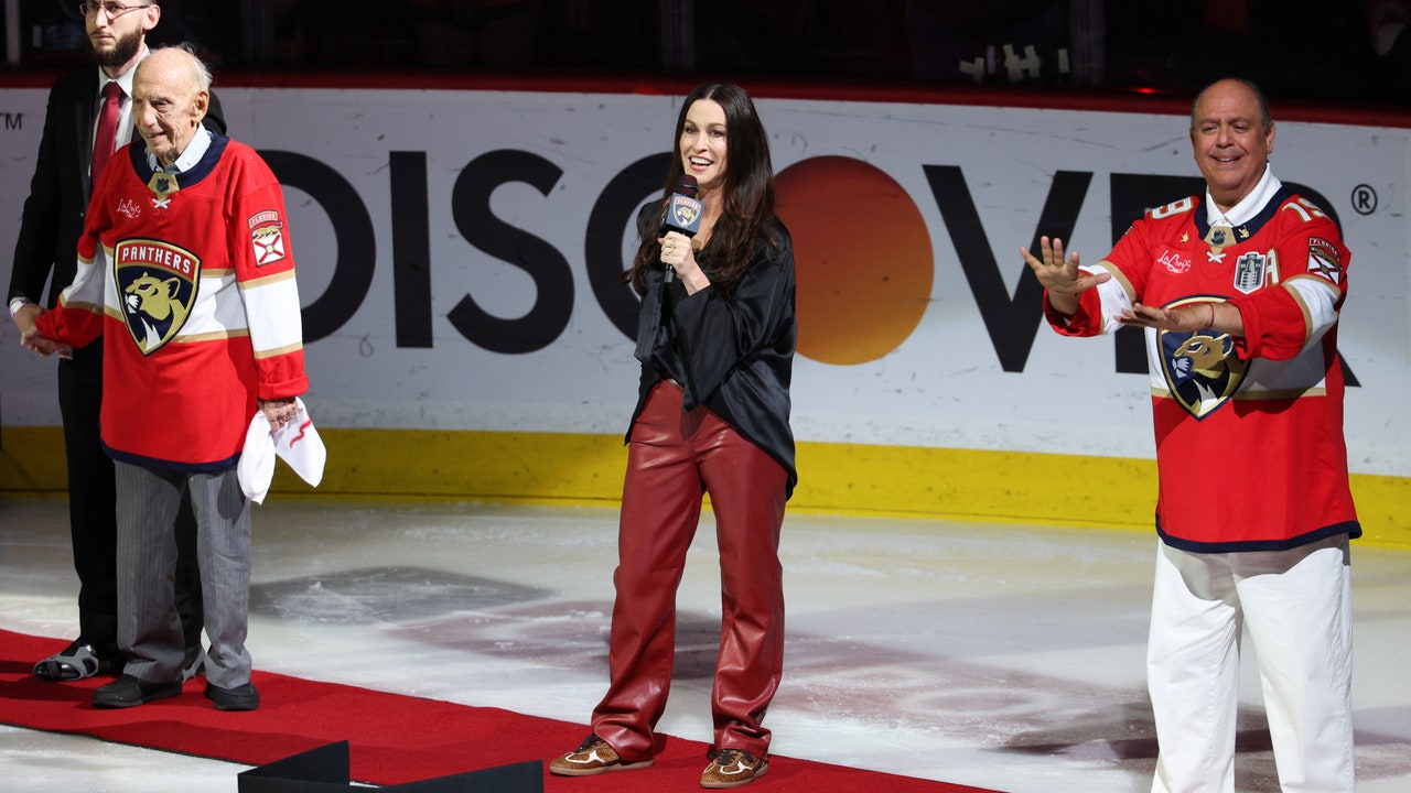 Watch Alanis Morissette Sing National Anthems at Game 7 of the Stanley Cup Final