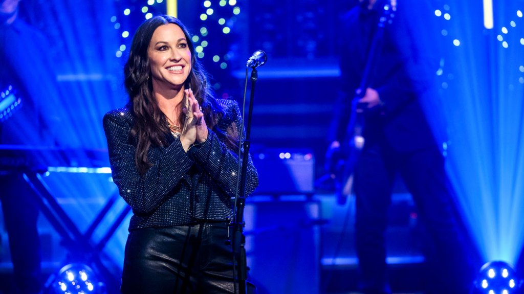 In Canada: Alanis Morissette to accept Icon Award at Billboard Canada Women in Music 2024