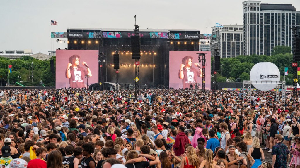 The Lollapalooza 2024 Main Stage will be fully powered by a hybrid battery system