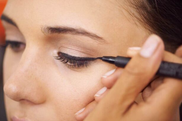 5 liquid eyeliners that will quickly complete your "Clean Girl" makeup look.