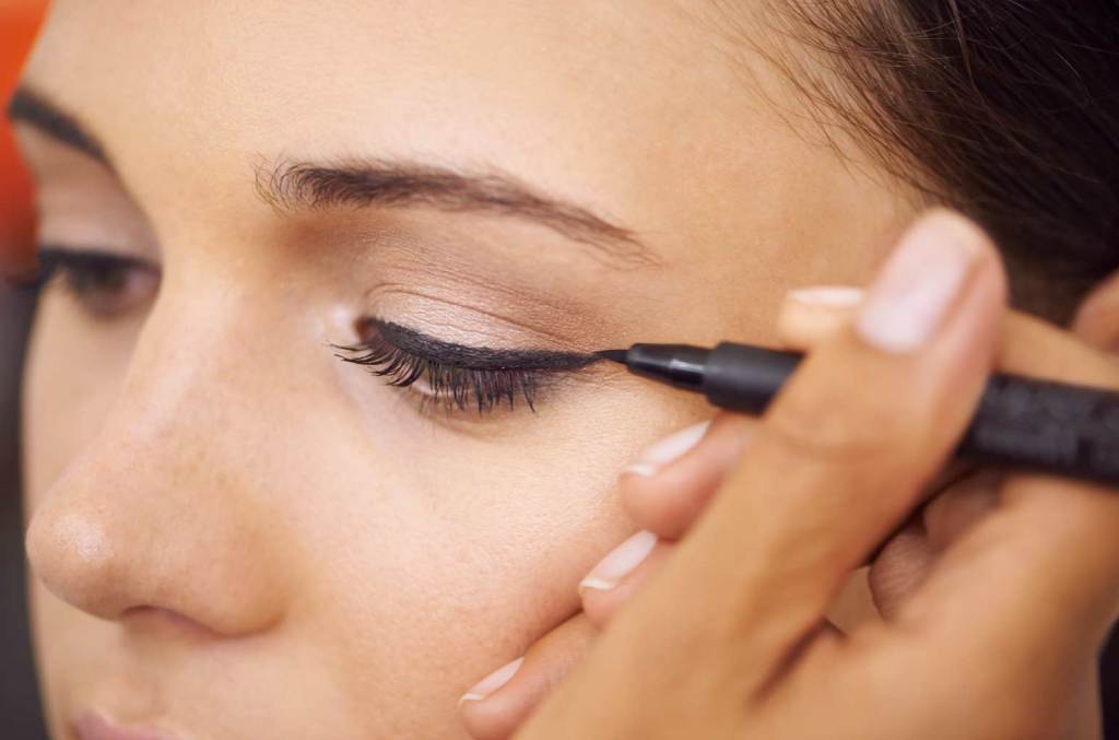 5 liquid eyeliners that will quickly complete your "Clean Girl" makeup look.