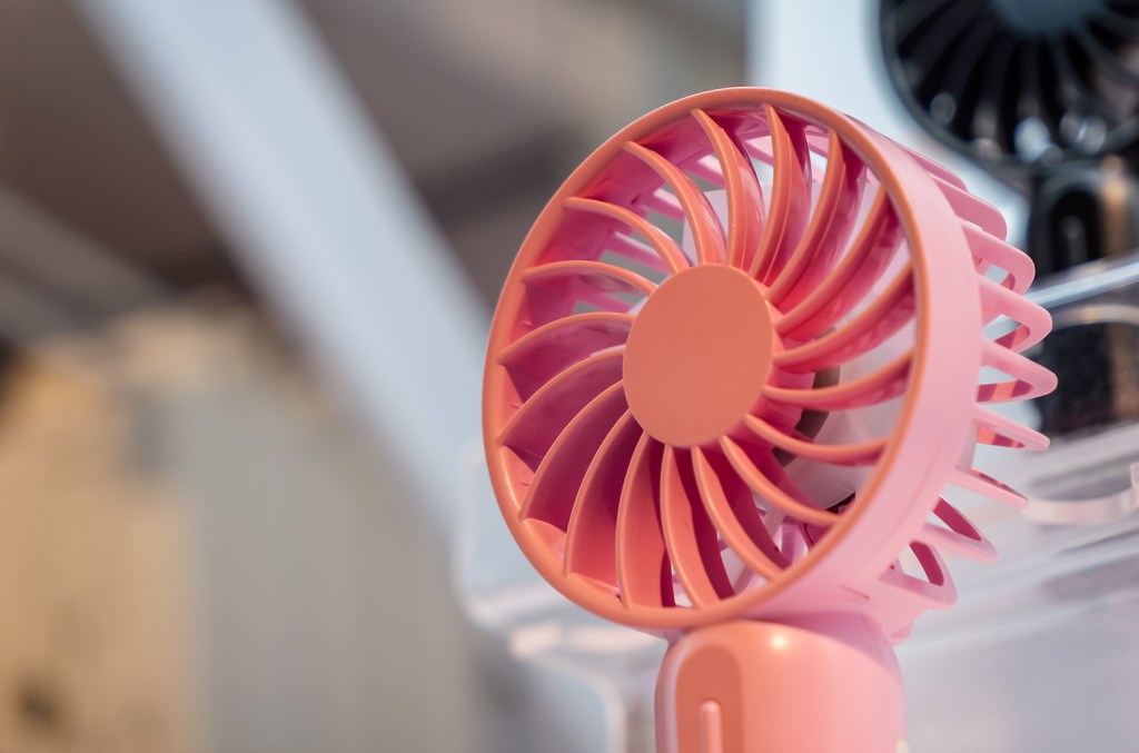 Amazon's best-selling $40 portable fan can be worn as a belt and feel like you're wearing an "AC unit"