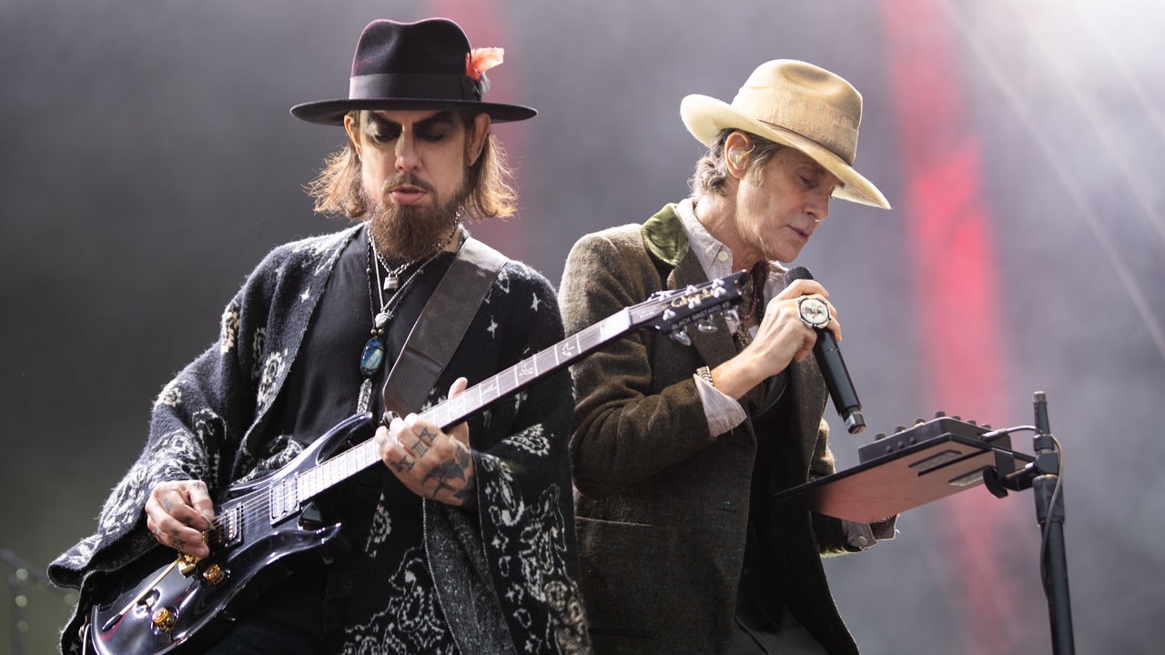 Jane's Addiction Cancels Tour After Perry Farrell Attacks Dave Navarro On Stage