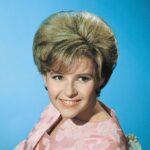 Brenda Lee's "Rockin' Around the Christmas Tree" re-released in Spanish using AI technology