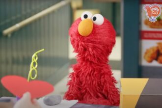 Elmo has an awkwardly funny "Chicken Shop" date with Amelia Dimoldenberg