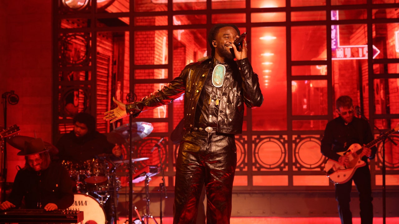 Watch Shaboozey Perform "A Bar Song (Tipsy)" and "Good News" on Saturday Night Live